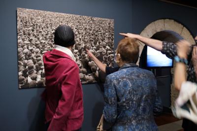 Detalle de visitantes en la exposición 'Galdós en el laberinto de España'